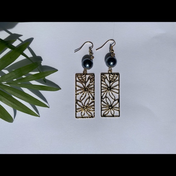 Earrings - Picture 1 of 1